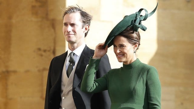 Die hochschwangere Pippa Matthews und ihr Mann James Matthews nach der Hochzeit von Prinzessin Eugenie und Jack Brooksbank in Windsor. Die hochschwangere Pippa Matthews und ihr Mann James Matthews nach der Hochzeit von Prinzessin Eugenie und Jack Brooksbank in Windsor.