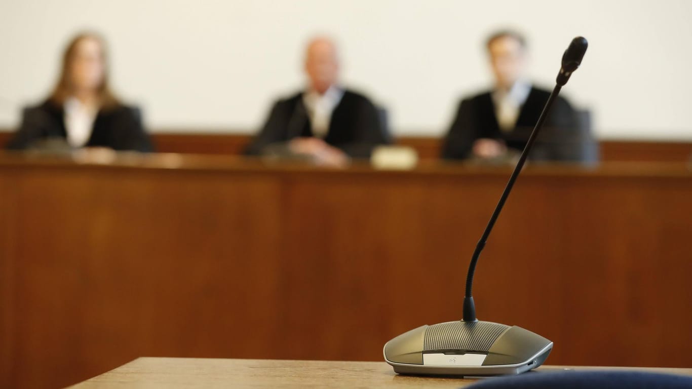 Ein Zeugenstand mit Mikrofon im Gericht: Das Amtsgericht Salzgitter erließ einen Strafbefehl wegen Bestechlichkeit. (Symbolbild)