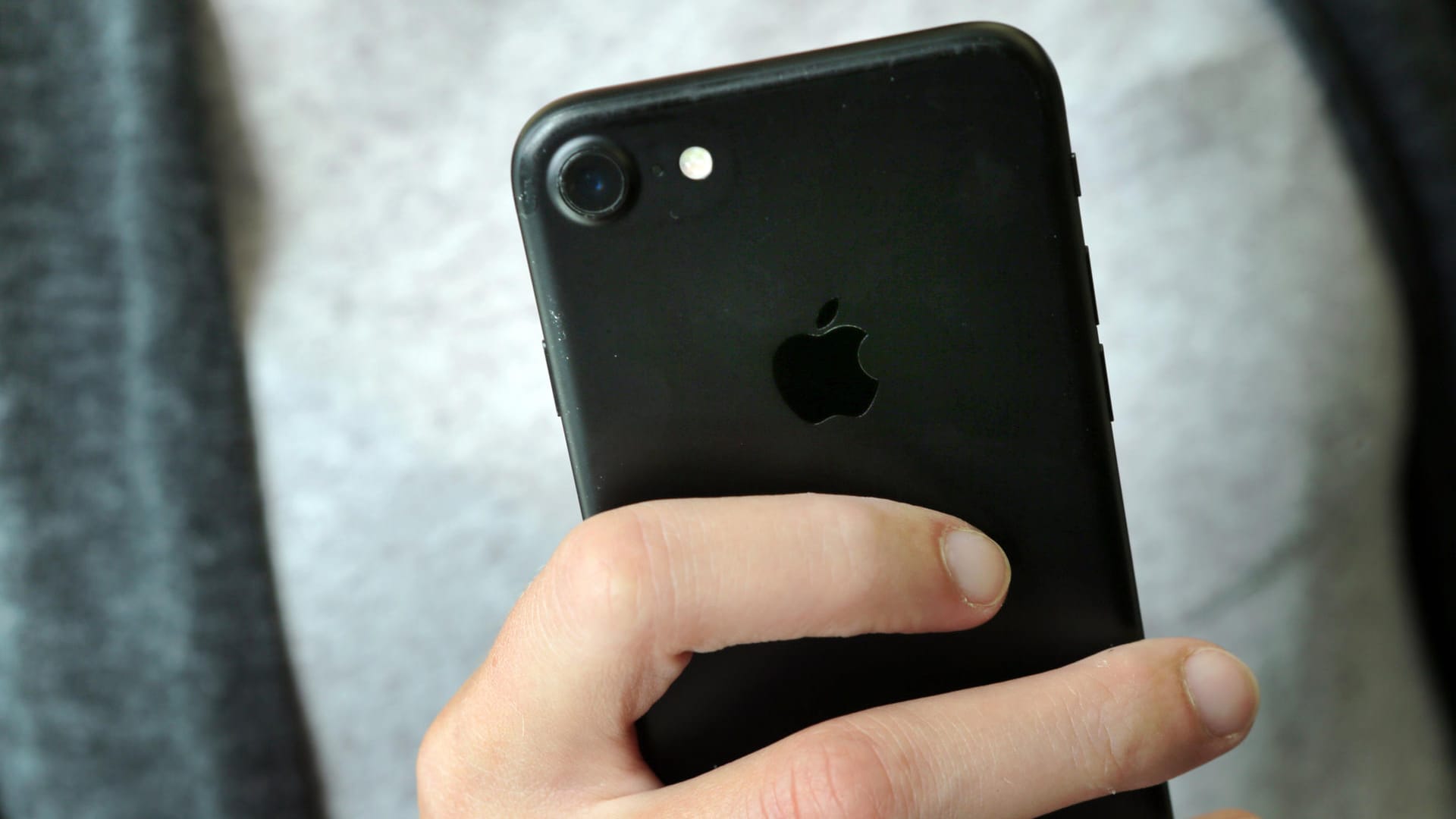 Ein iPhone-Handy: Mit der ID lassen sich Apple-Dienste wie iCloud, iMessage, der App Store, Apple Music und Facetime nutzen. (Archivbild) Ein iPhone-Handy: Mit der ID lassen sich Apple-Dienste wie iCloud, iMessage, der App Store, Apple Music und Facetime nutzen. (Archivbild)