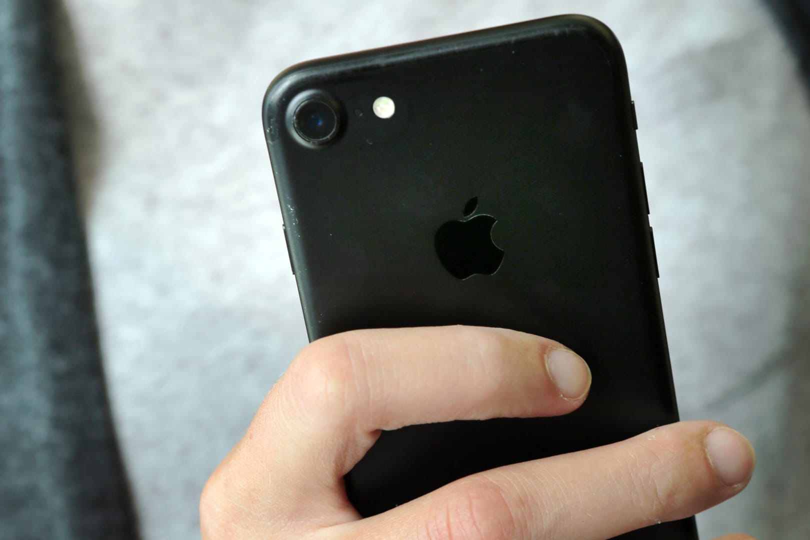 Ein iPhone-Handy: Mit der ID lassen sich Apple-Dienste wie iCloud, iMessage, der App Store, Apple Music und Facetime nutzen. (Archivbild)