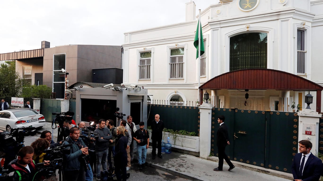 Im Visier der Justiz: Reporter warten vor der Residenz des saudischen Konsuls in Istanbul auf das Eintreffen der türkischen Ermittler.