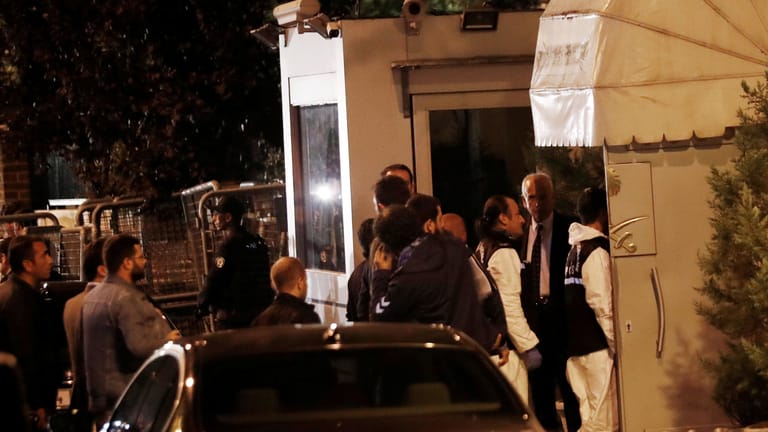 Tatrpt eines Mordes? Experten der türkischen Spurensicherung betreten das saudische Konsulat in Istanbul.