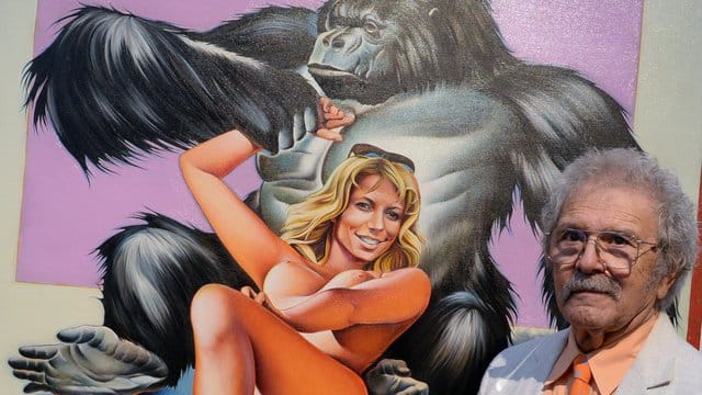 Pop-Art Künstler Mel Ramos 2013 neben seinem Bild "Gorilla 2" im Museum der bildenden Künste Leipzig. Pop-Art Künstler Mel Ramos 2013 neben seinem Bild "Gorilla 2" im Museum der bildenden Künste Leipzig.