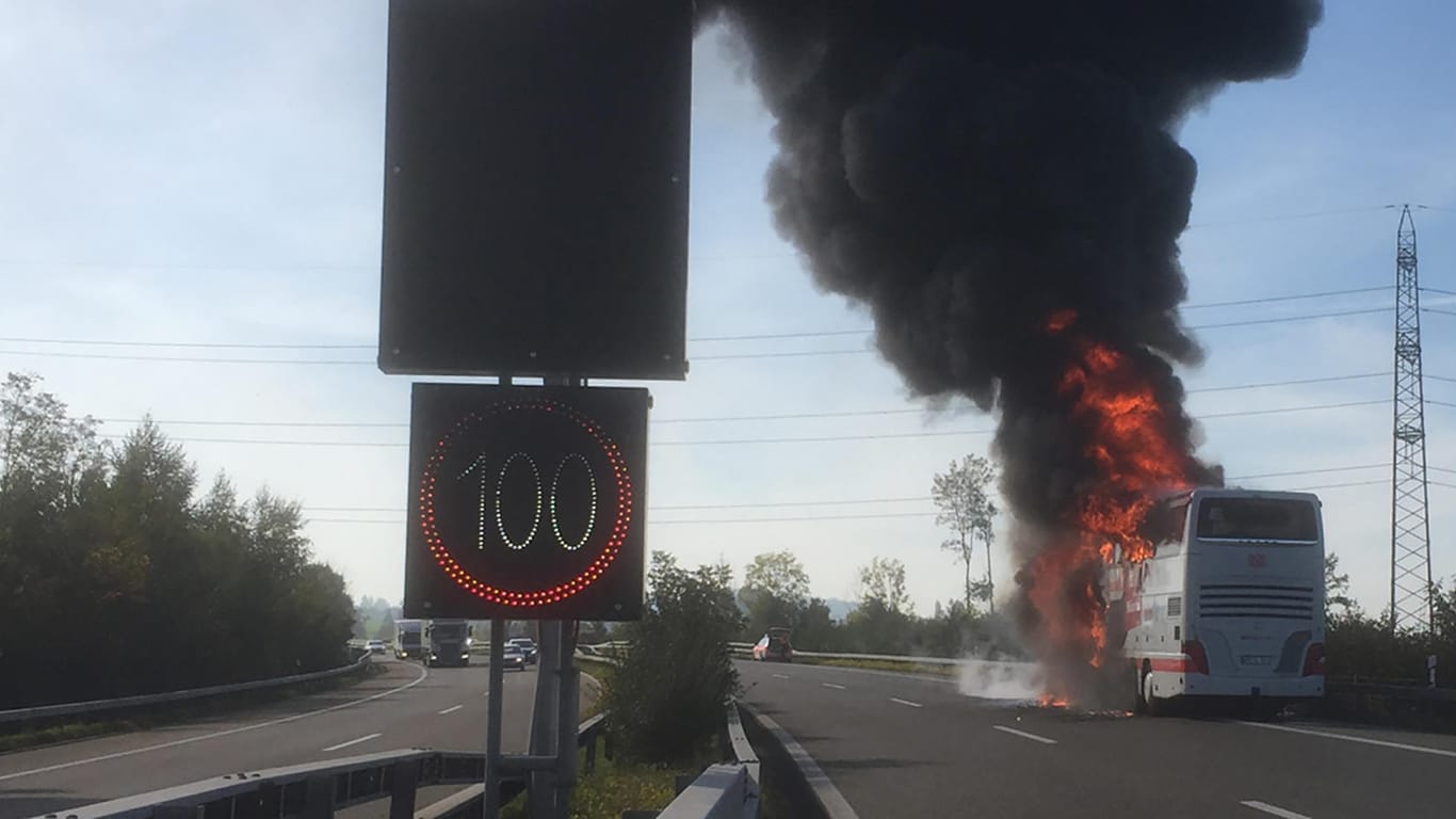 Flammendes Inferno: Der Reisebus geriet auf der A1 in Flammen und brannte komplett aus.