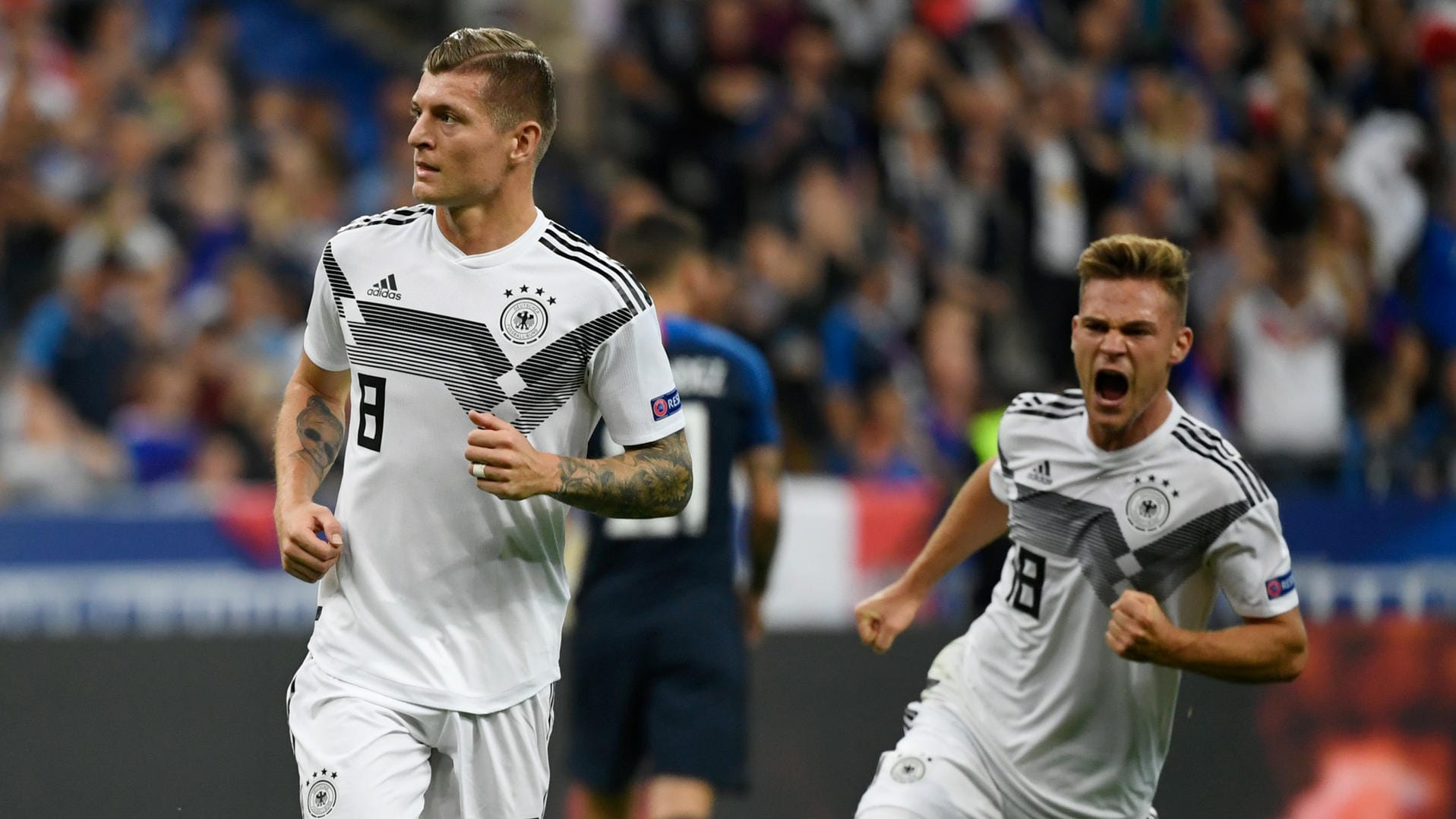 Toni Kroos (l) und Joshua Kimmich jubeln, nachdem Kroos das 1:0 für sein Team per Elfmeter erzielt hat.