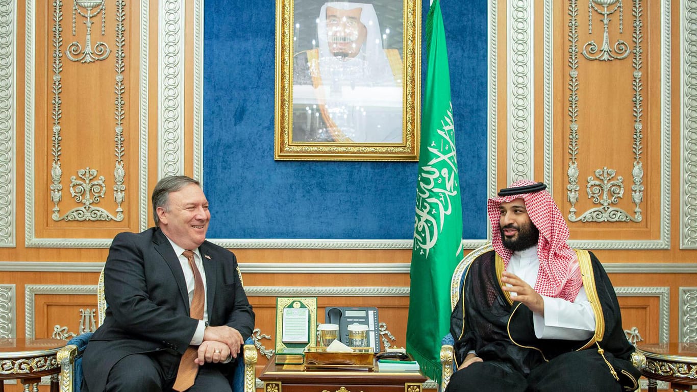Der saudische Kronprinz Mohammed bin Salman (r) empfängt Mike Pompeo, Außenminister der USA, zu einem Gespräch über das Verschwinden des Journalisten Dschamal Chaschukdschi.