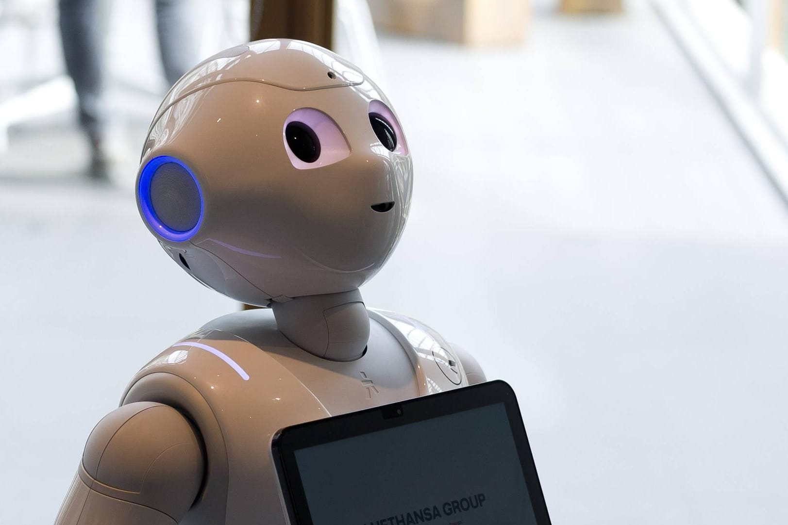 Roboter Josie Pepper am Frankfurter Flughafen: Das Thema Digitalisierung und technologischer Wandel ist ein Steckenpferd des WEF.