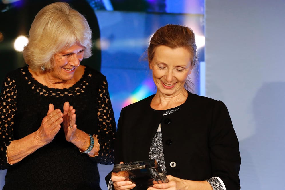 Autorin Anna Burns mit Herzogin Camilla: Die nordirische Autorin Anna Burns ist die Gewinnerin des 50. Man-Booker-Literaturpreises.