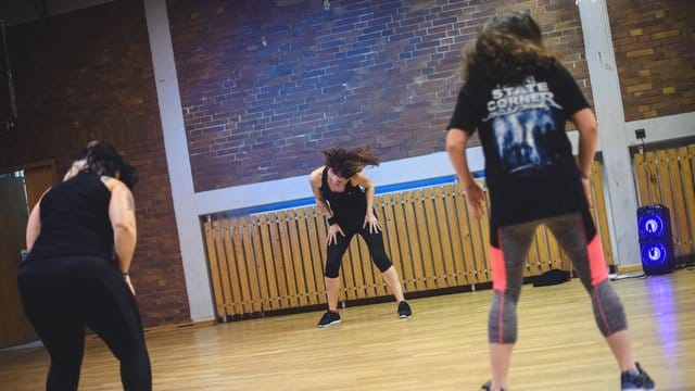 Metalza-Stunde: Bei Kursleiterin Franziska Mückusch (M) gehört Headbanging zum Fitnessprogramm.