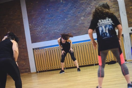 Metalza-Stunde: Bei Kursleiterin Franziska Mückusch (M) gehört Headbanging zum Fitnessprogramm.