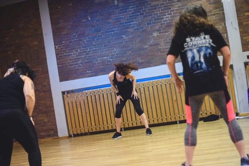 Metalza-Stunde: Bei Kursleiterin Franziska Mückusch (M) gehört Headbanging zum Fitnessprogramm.