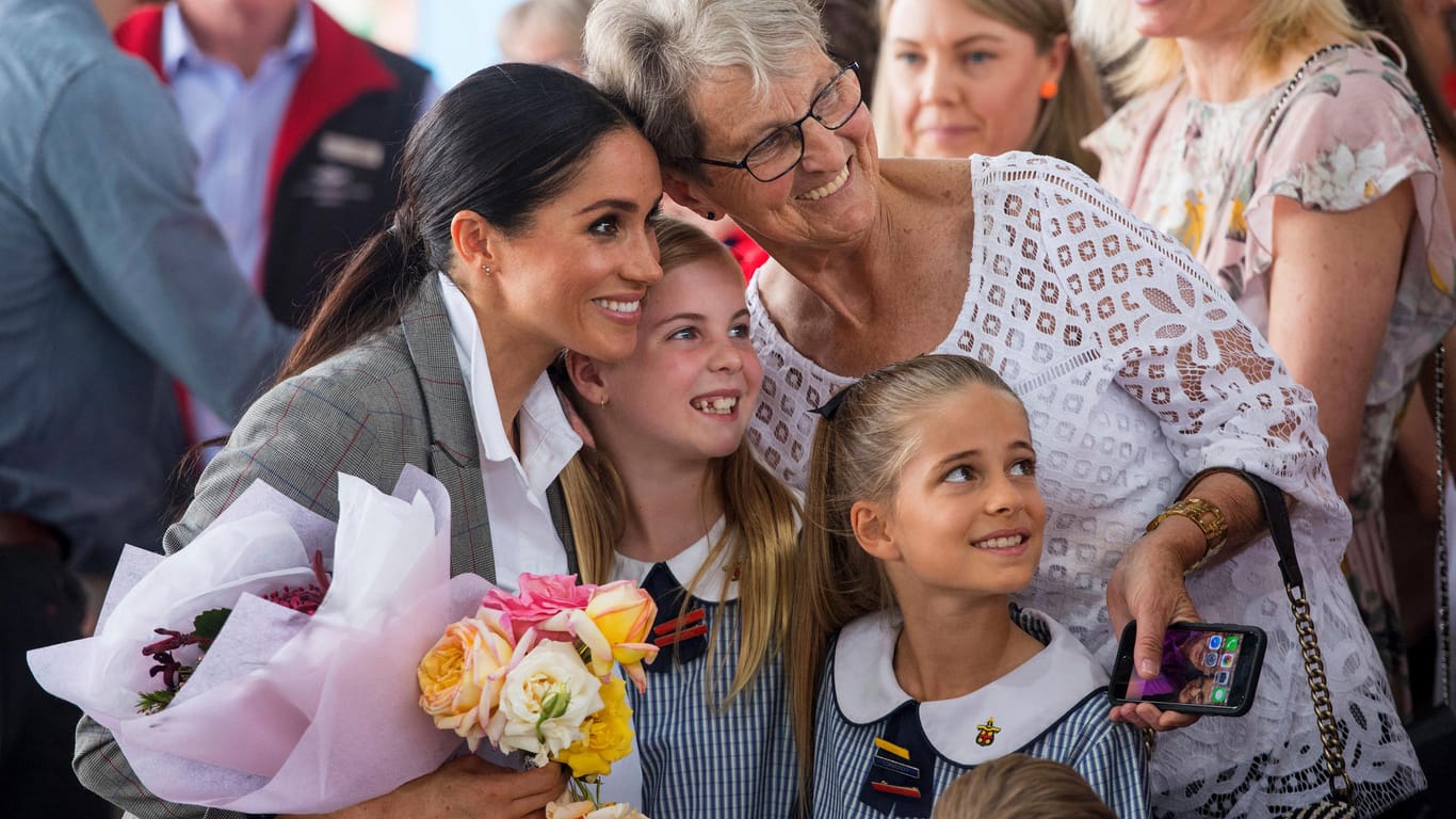 Herzogin Megan posiert mit ihren Fans im australischen Dubbo: Prinz Harry und seine Frau sind auf ihrer ersten offiziellen gemeinsamen Auslandsreise seit der Hochzeit im Mai.
