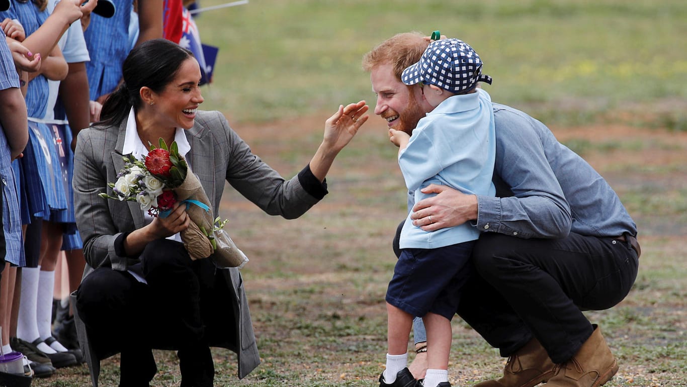 Prinz Harry teilte einen besonders rührenden Moment mit einem jungen Fan, der die Royals in Dubbo begrüßte.