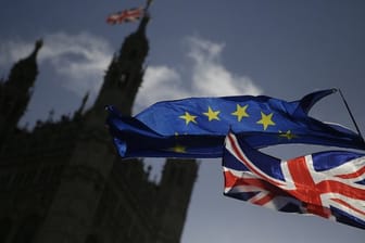 Eine EU-Flagge und der Union Jack vor dem Parlament in London.