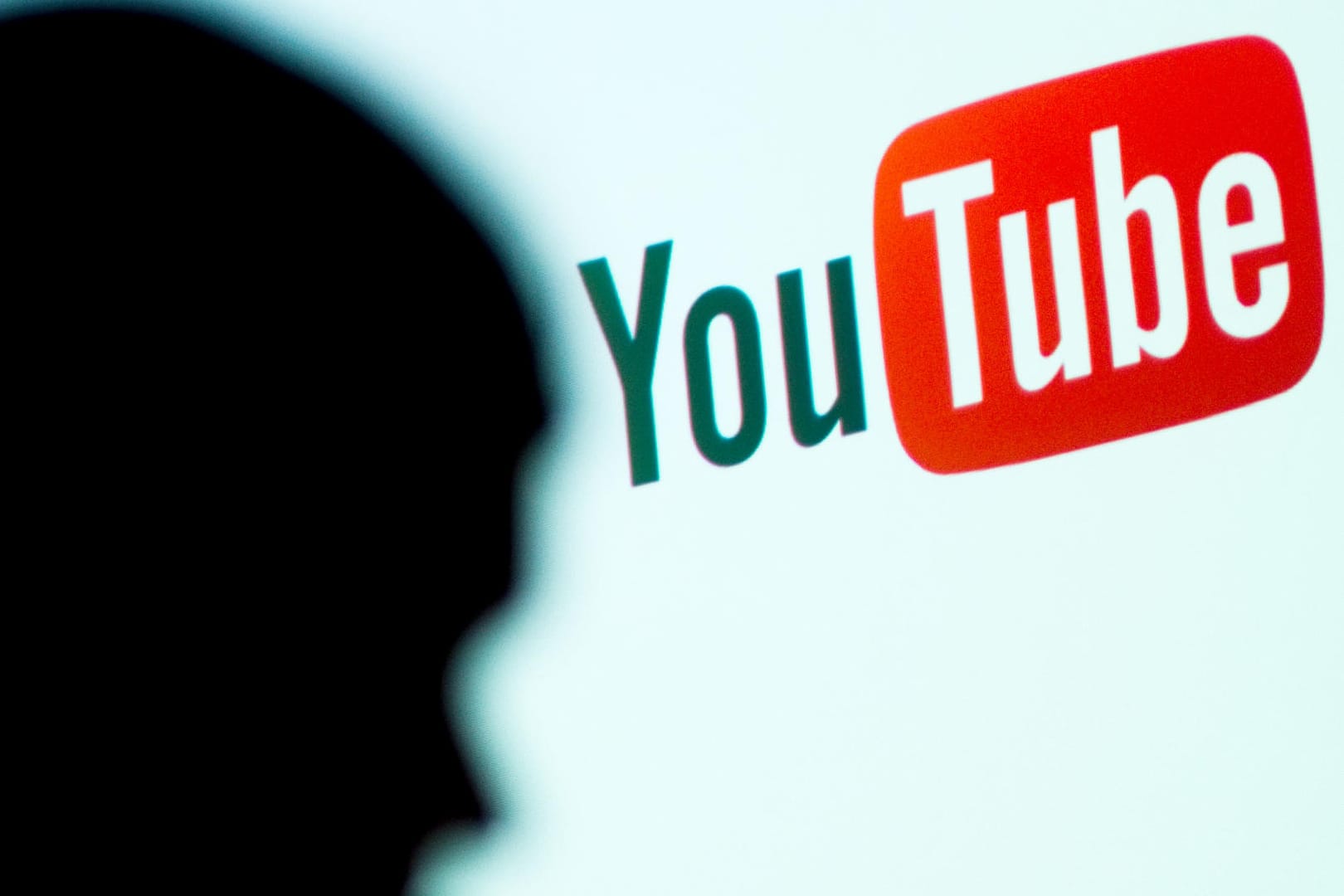 Schatten vor einem Logo von YouTube: Nutzer in aller Welt haben in der Nacht zu Mittwoch (MESZ) den 17.10.2018 Probleme gehabt, Videos auf der Plattform Youtube abzurufen.