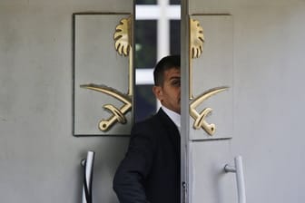 Ein Wachmann am Eingang des saudi-arabischen Konsulats in Istanbul.