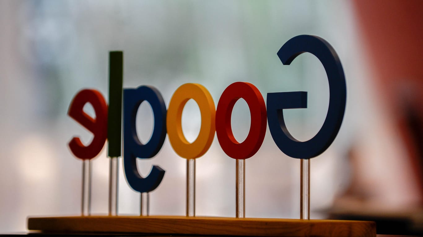 Google-Logo: Der Internetkonzern ändert nach der Rekord-Wettbewerbsstrafe der EU-Kommission sein Smartphone-Betriebssystem Android.