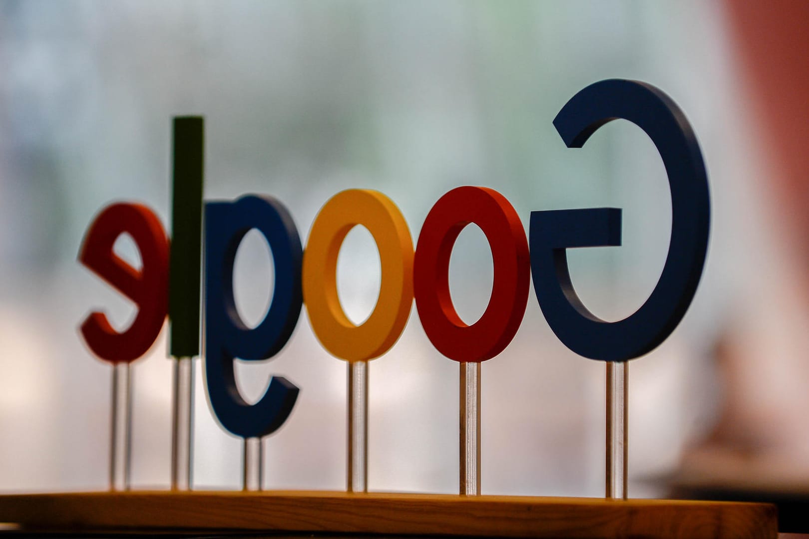 Google-Logo: Der Internetkonzern ändert nach der Rekord-Wettbewerbsstrafe der EU-Kommission sein Smartphone-Betriebssystem Android.