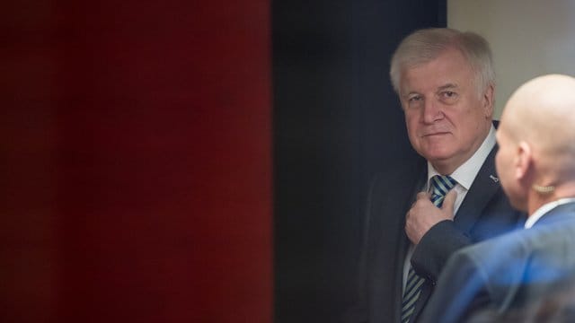 Bundesinnenminister Horst Seehofer vor Beginn der Sondierungsgespräche in München. Bundesinnenminister Horst Seehofer vor Beginn der Sondierungsgespräche in München.
