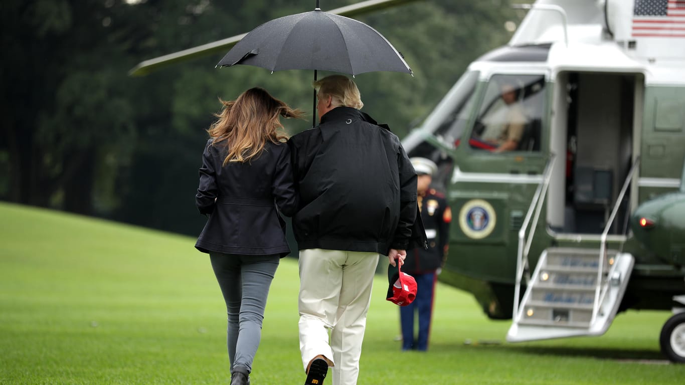Doch noch geschafft: Melania und Donald Trump auf dem Weg zum Helikopter.