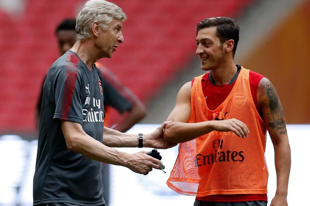 Arbeiteten lange bei Arsenal zusammen: Ex-Trainer Arsène Wenger (l.) und Mesut Özil.