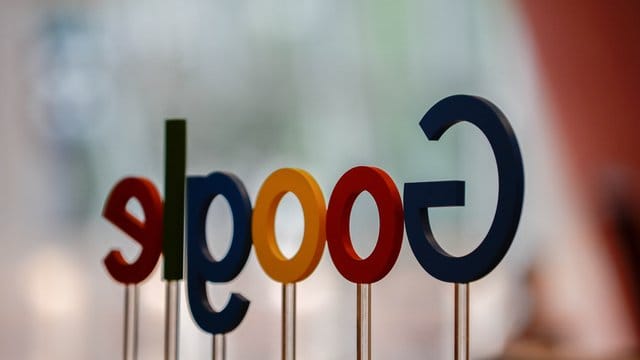 Google ändert nach der Rekord-Wettbewerbsstrafe der EU-Kommission sein Geschäftsmodell beim Smartphone-Betriebssystem Android. Google ändert nach der Rekord-Wettbewerbsstrafe der EU-Kommission sein Geschäftsmodell beim Smartphone-Betriebssystem Android.