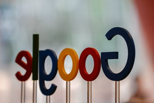Google ändert nach der Rekord-Wettbewerbsstrafe der EU-Kommission sein Geschäftsmodell beim Smartphone-Betriebssystem Android.