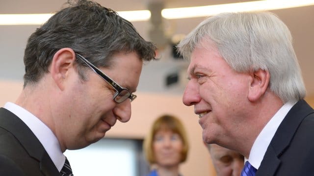 Der SPD-Landesvorsitzende Thorsten Schäfer-Gümbel zusammen mit dem hessischen Ministerpräsidenten Volker Bouffier. Der SPD-Landesvorsitzende Thorsten Schäfer-Gümbel zusammen mit dem hessischen Ministerpräsidenten Volker Bouffier.