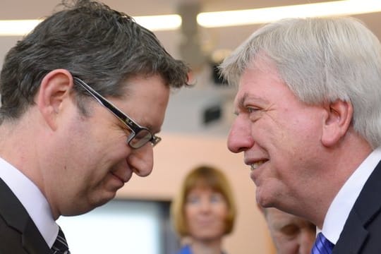 Der SPD-Landesvorsitzende Thorsten Schäfer-Gümbel zusammen mit dem hessischen Ministerpräsidenten Volker Bouffier.