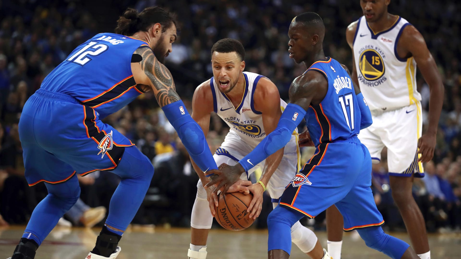 Verbissener Kampf um den Ball: Schröder (r.) und Teamkollege Steven Adams gegen Golden States Stephen Curry.