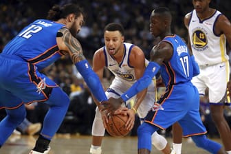 Verbissener Kampf um den Ball: Schröder (r.) und Teamkollege Steven Adams gegen Golden States Stephen Curry.