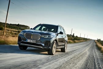 Mit dem X7 bringt BMW im März sein bislang größtes, 5,15 Meter langes SUV, das serienmäßig mit Hinterachslenkung, Luftfederung, Achtgang-Automatik und Allradantrieb kommt.