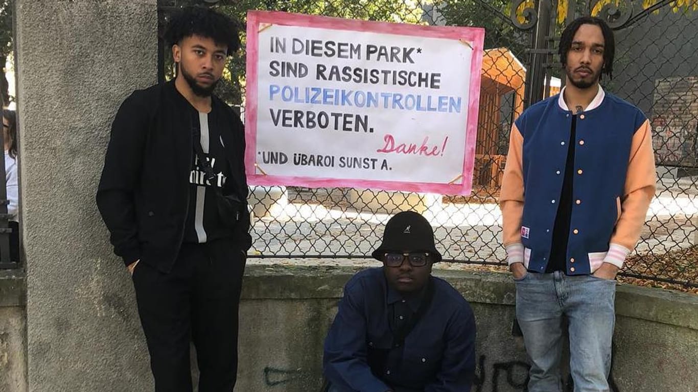 Die Rapper vor einem Schild am Wiener Josef-Strauss-Park