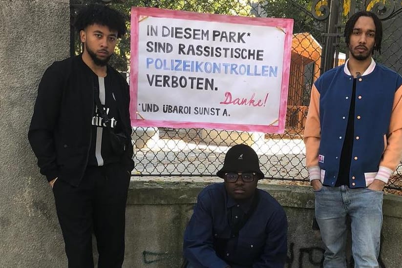 Die Rapper vor einem Schild am Wiener Josef-Strauss-Park