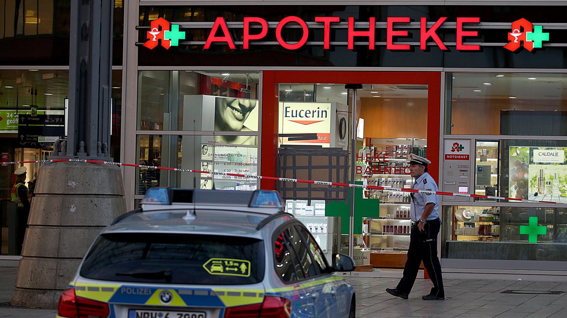 Ein Polizist sichert den Tatort am Hauptbahnhof: Nach der Geiselnahme in einer Apotheke im Kölner Hauptbahnhof prüft die Polizei einen Terror-Hintergrund. Ein Polizist sichert den Tatort am Hauptbahnhof: Nach der Geiselnahme in einer Apotheke im Kölner Hauptbahnhof prüft die Polizei einen Terror-Hintergrund.