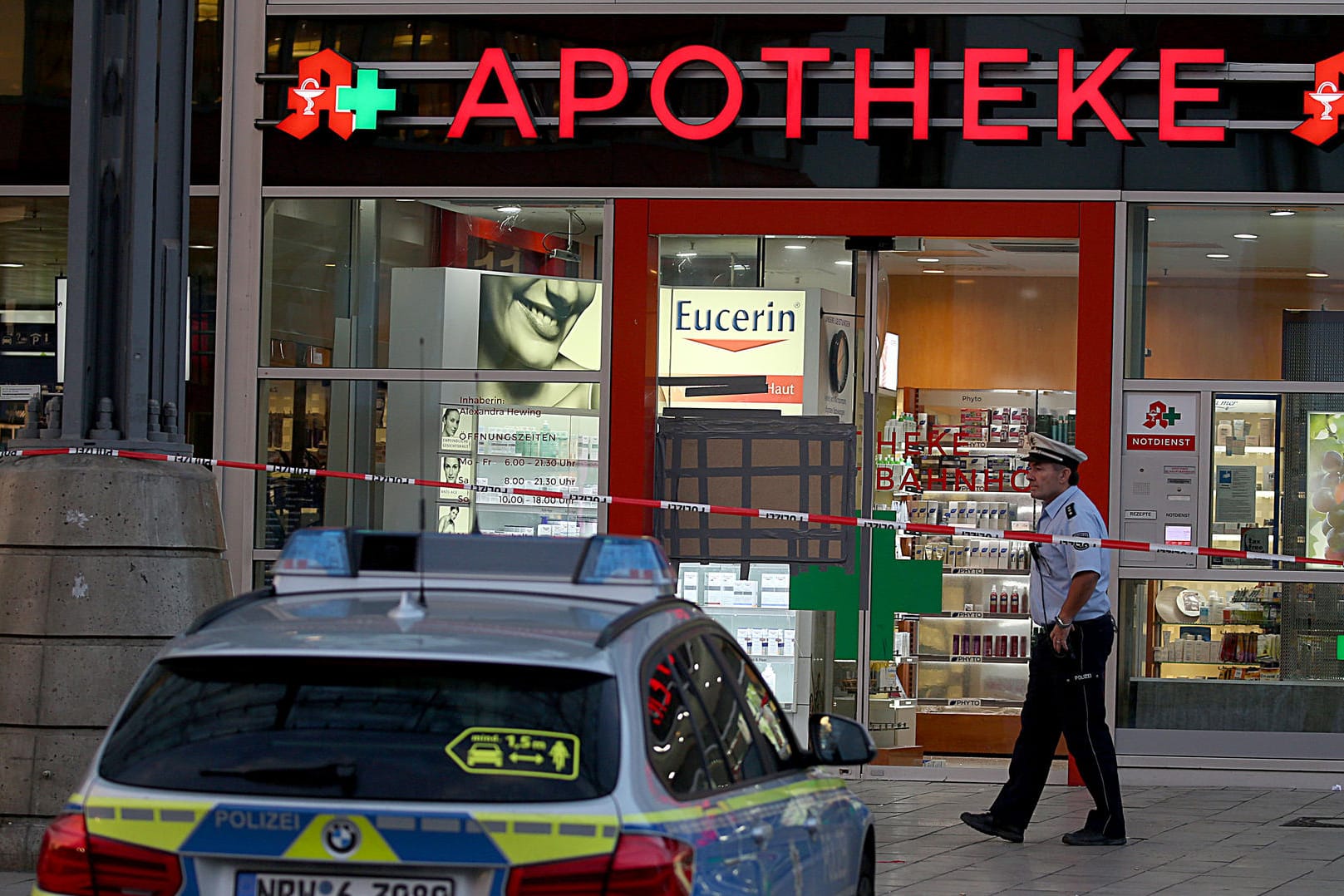 Ein Polizist sichert den Tatort am Hauptbahnhof: Nach der Geiselnahme in einer Apotheke im Kölner Hauptbahnhof prüft die Polizei einen Terror-Hintergrund.