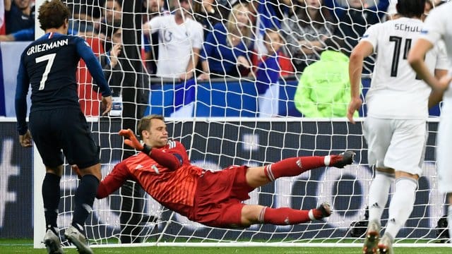 Griezmann lässt Neuer (M) keine Chance und trifft zum 2:1-Siegtor für den Weltmeister.