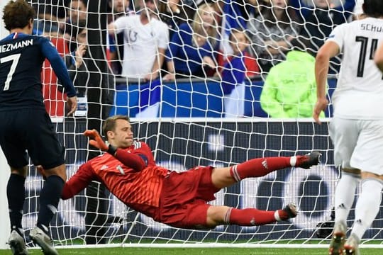 Griezmann lässt Neuer (M) keine Chance und trifft zum 2:1-Siegtor für den Weltmeister.