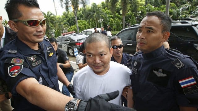 Wirapol Sukphol, ehemaliger buddhistischer Mönch, zusammen mit Beamten der thailändischen Staatsanwaltschaft. Wirapol Sukphol, ehemaliger buddhistischer Mönch, zusammen mit Beamten der thailändischen Staatsanwaltschaft.
