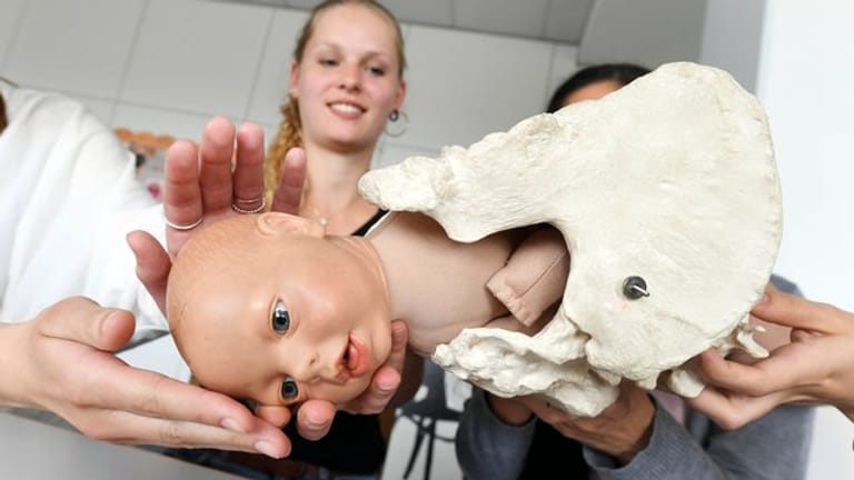Geburtshilfe: Hebammen werden in Deutschland in Fachschulen ausgebildet.