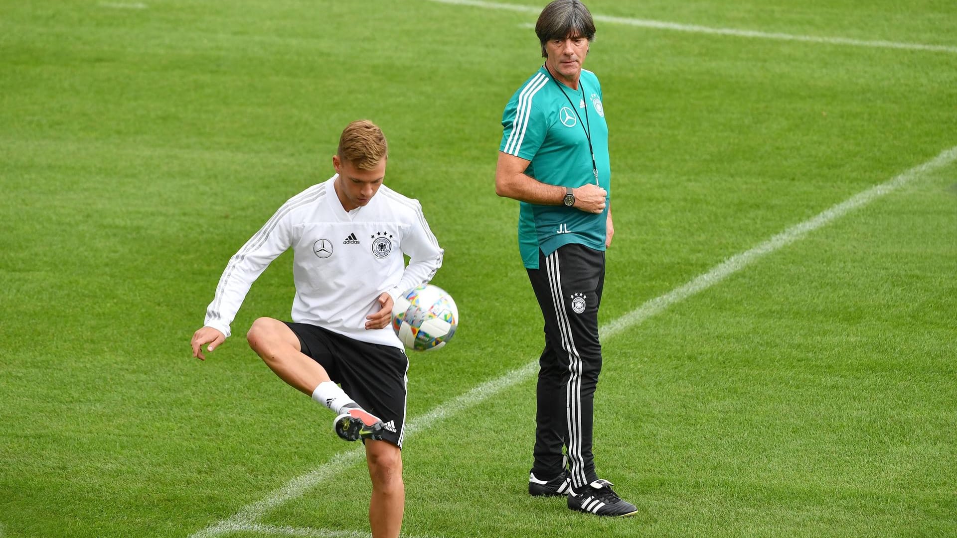 Ein Schlüsselspieler: Bundestrainer Joachim Löw (r.) beobachtet einen Musterschüler Joshua Kimmich in Training.