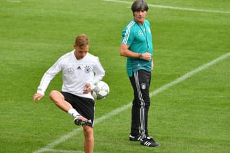 Ein Schlüsselspieler: Bundestrainer Joachim Löw (r.) beobachtet einen Musterschüler Joshua Kimmich in Training.
