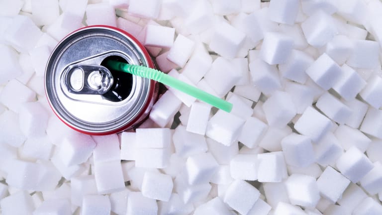 Trinkdose und Zucker: Viele süße Getränke gibt es sowohl mit Zucker als auch mit anderen Süßungsmitteln.