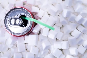 Trinkdose und Zucker: Viele süße Getränke gibt es sowohl mit Zucker als auch mit anderen Süßungsmitteln.