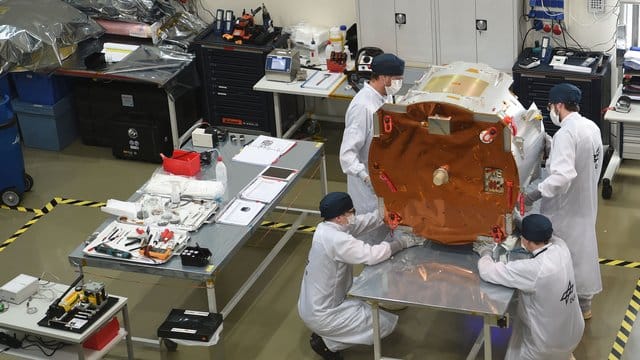 Der Forschungssatellit soll als fliegendes Gewächshaus um die Erde kreisen. Der Forschungssatellit soll als fliegendes Gewächshaus um die Erde kreisen.