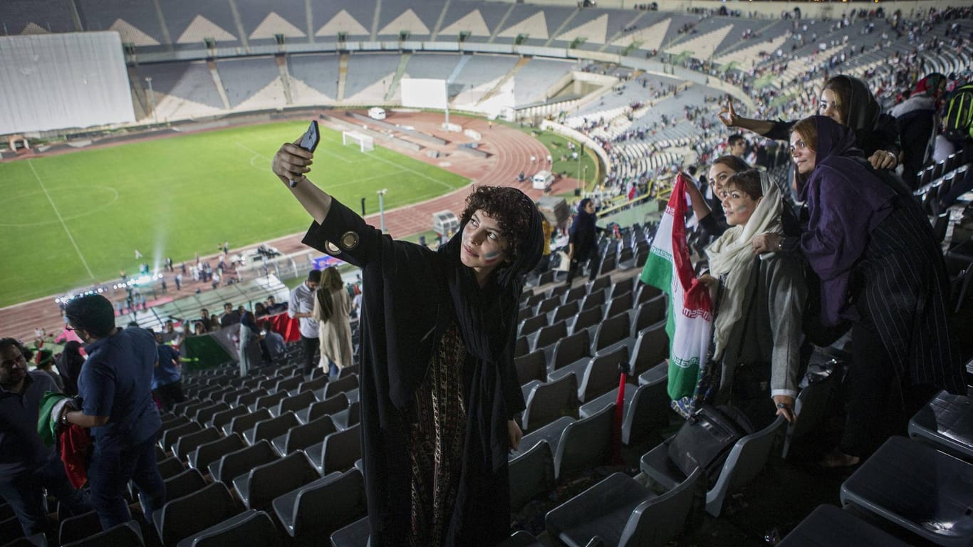 Historischer Moment im Iran: Weibliche Fans halten ihren Stadionbesuch mit einem Selfie fest.