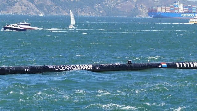 Ein Abfallsammelgerät aus dem Projekt "The Ocean Cleanup" auf seinem Weg zum Einsatzort im Pazifischen Ozean. Ein Abfallsammelgerät aus dem Projekt "The Ocean Cleanup" auf seinem Weg zum Einsatzort im Pazifischen Ozean.