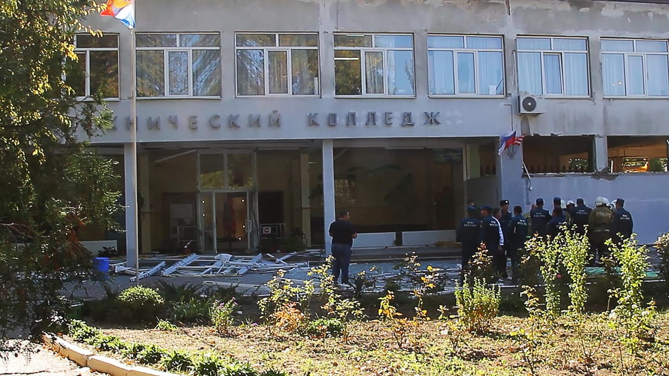 Polizisten vor der Berufsschulgebäude in Kertsch: Ein Schüler hat hier zahlreiche Mitschüler erschossen.