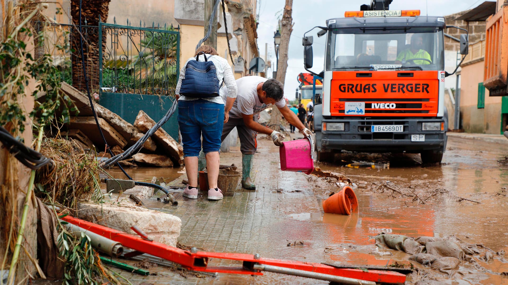 Anwohner bei Aufräumarbeiten auf Mallorca: Das Unwetter kostete insgesamt 13 Menschen das Leben. Anwohner bei Aufräumarbeiten auf Mallorca: Das Unwetter kostete insgesamt 13 Menschen das Leben.