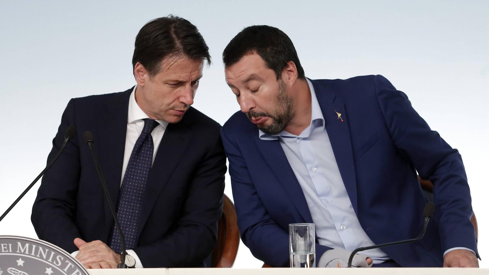 Regiierungschef Conte, Vize Salvini: Ihr Haushaltsentwurf läuft Absprachen mit der EU zuwider.